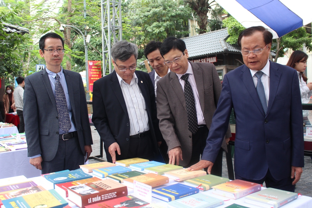 Phát huy thế mạnh sách lý luận chính trị