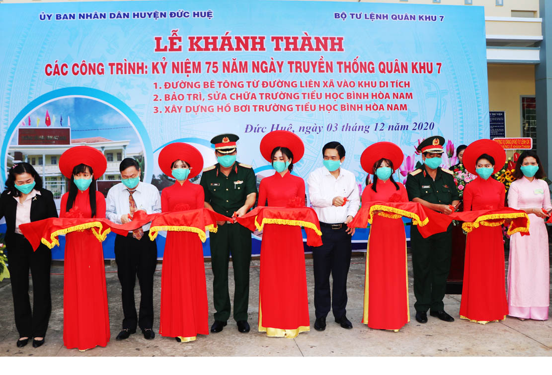 Khánh thành các công trình chào mừng 75 năm Ngày truyền thống LLVT Quân khu 7