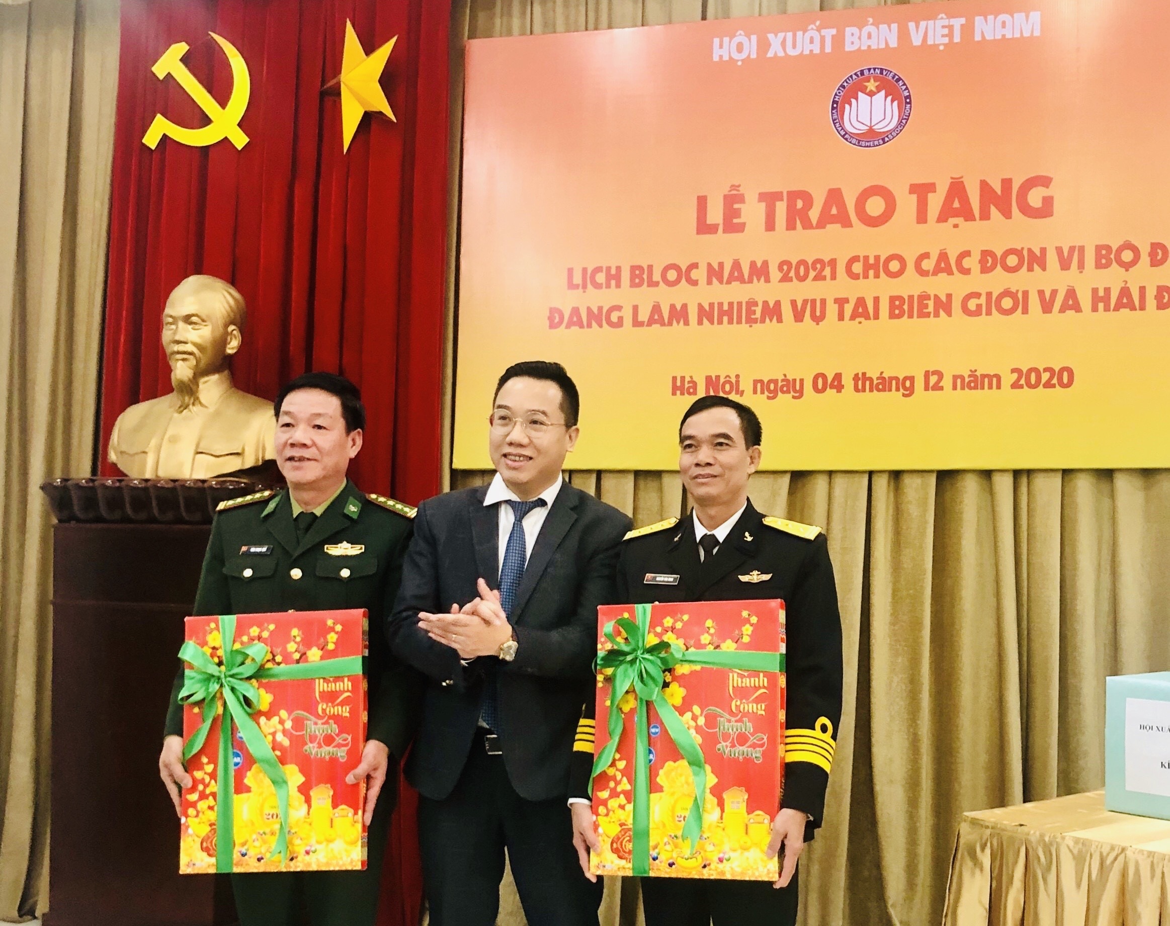 Trao 3.000 cuốn lịch bloc tặng một số đơn vị quân đội