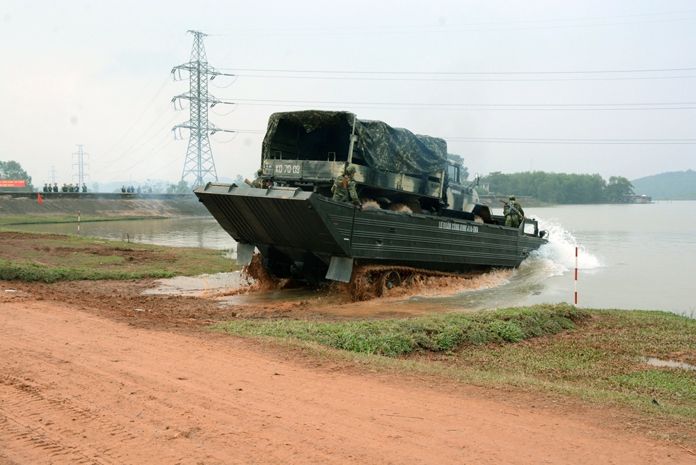 Xe vượt sông tự hành PTS dùng để chở bộ binh và các binh khí kỹ thuật như xe bọc thép, ô tô...