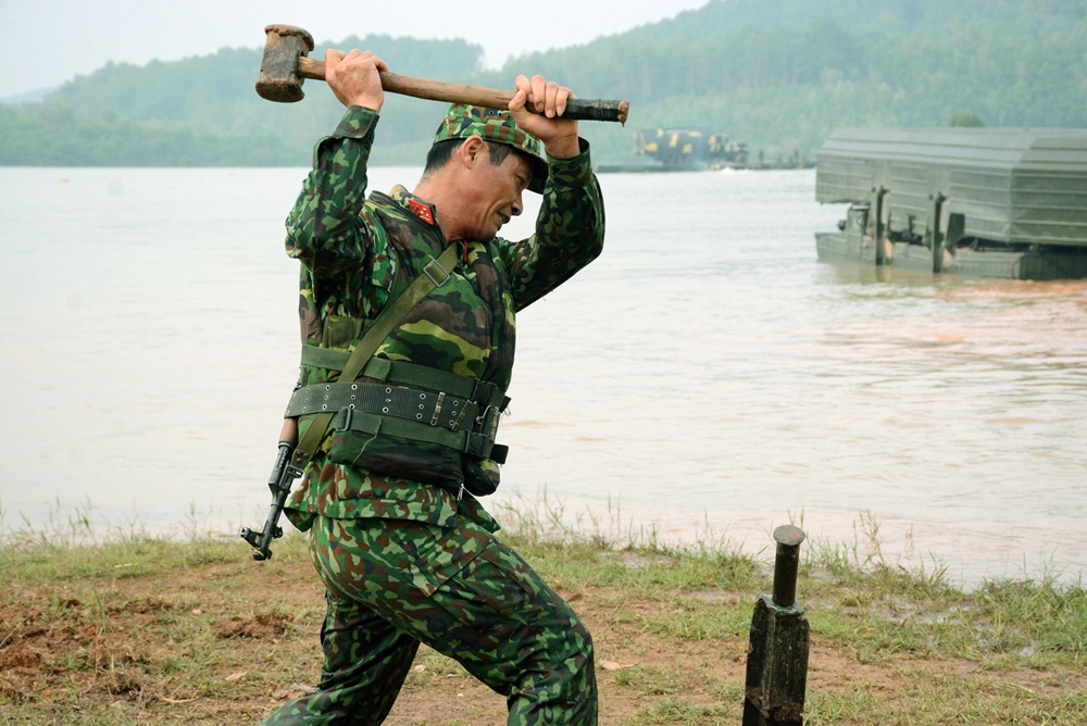 Bên cạnh đó bộ đội phải có thể lực tốt mới đáp ứng được nhiệm vụ...