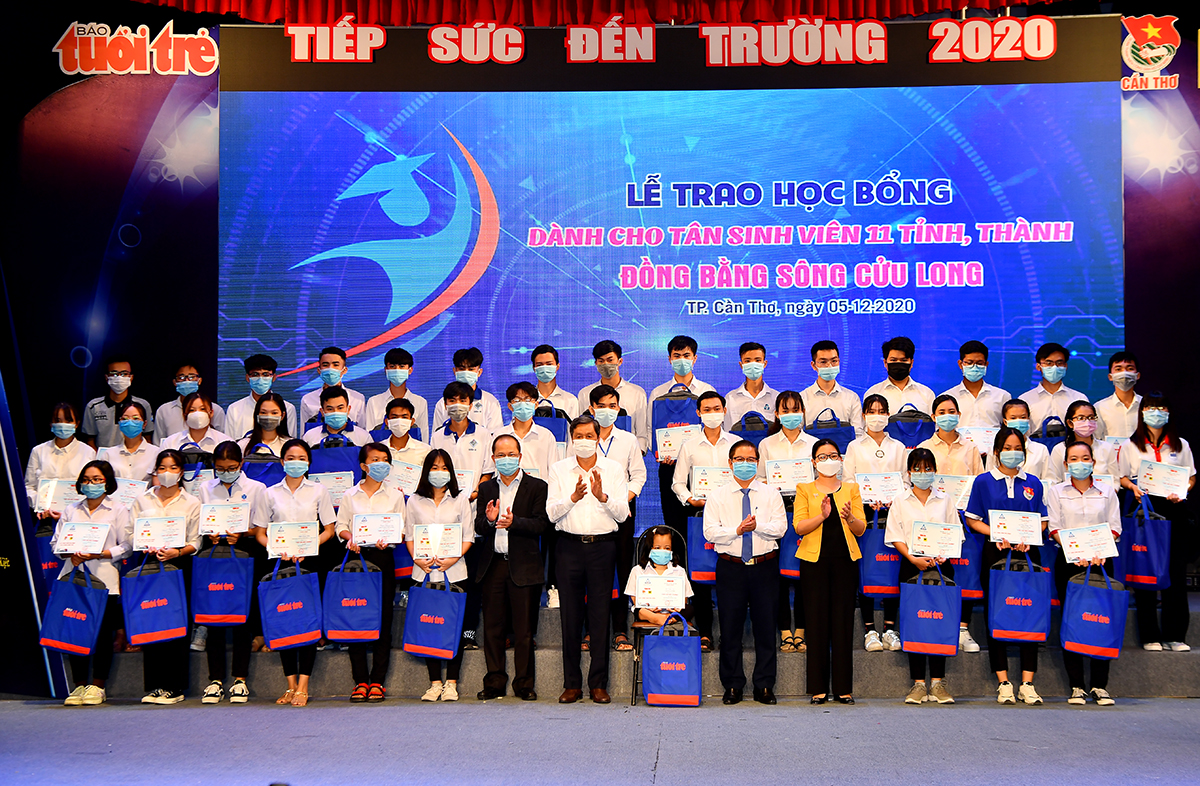 Trao 118 suất học bổng “Tiếp sức tới trường” tặng tân sinh viên