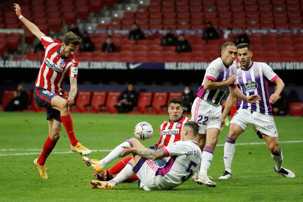 Barca thua sốc, Atletico vươn lên ngôi đầu