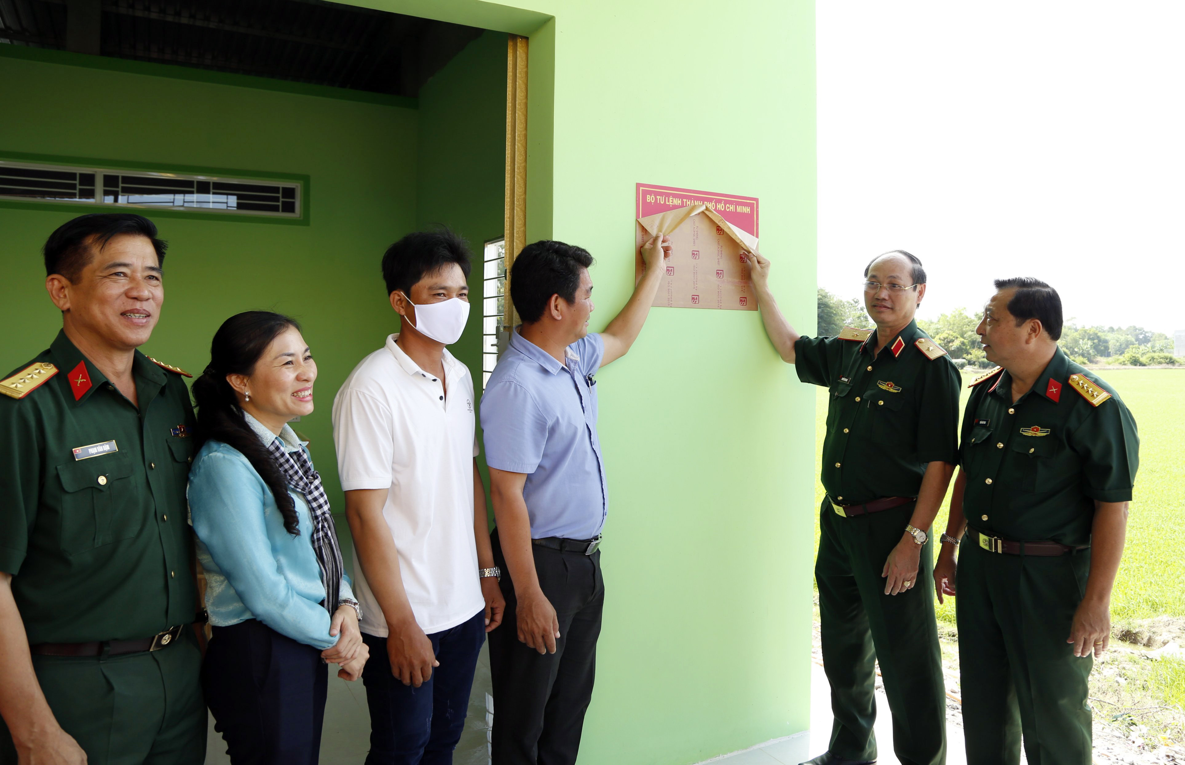 Trao 10 căn nhà tại điểm dân cư liền kề chốt dân quân biên giới tỉnh Long An