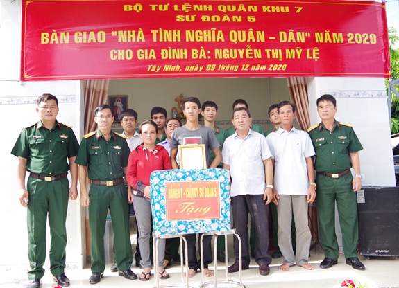 Bàn giao hai ngôi “Nhà tình nghĩa quân – dân” tặng đồng bào có đạo nghèo