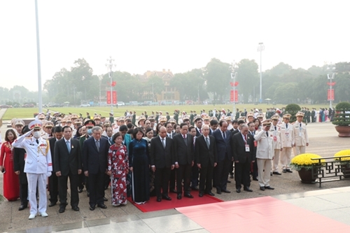 Đoàn đại biểu dự Đại hội Thi đua yêu nước toàn quốc lần thứ X viếng Lăng Chủ tịch Hồ Chí Minh