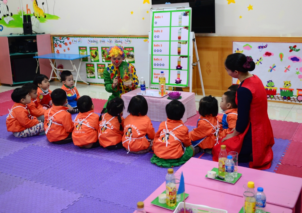 Chính sự hấp dẫn của các nội dung giảng dạy được thể hiện qua sự truyền tải gần gũi, thân thiện của giáo viên giúp trẻ nhanh chóng hiểu và làm theo hướng dẫn.