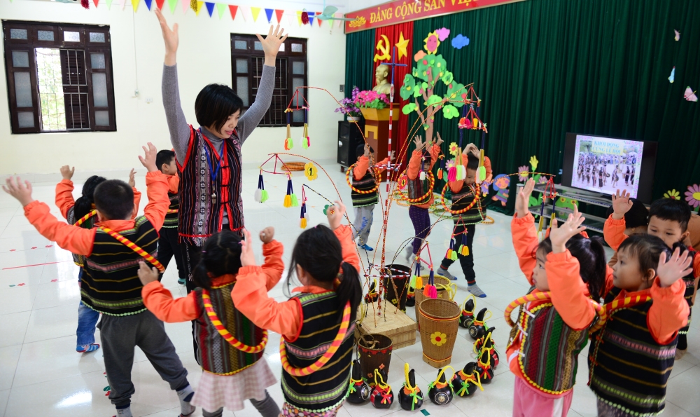 Không chỉ học hỏi các kiến thức về cuộc sống thường nhật, nhiều nội dung còn hướng tới nâng cao khả năng vận động của trẻ thông qua các trò chơi trên nền nhạc sôi động, đặc trưng của các vùng miền.