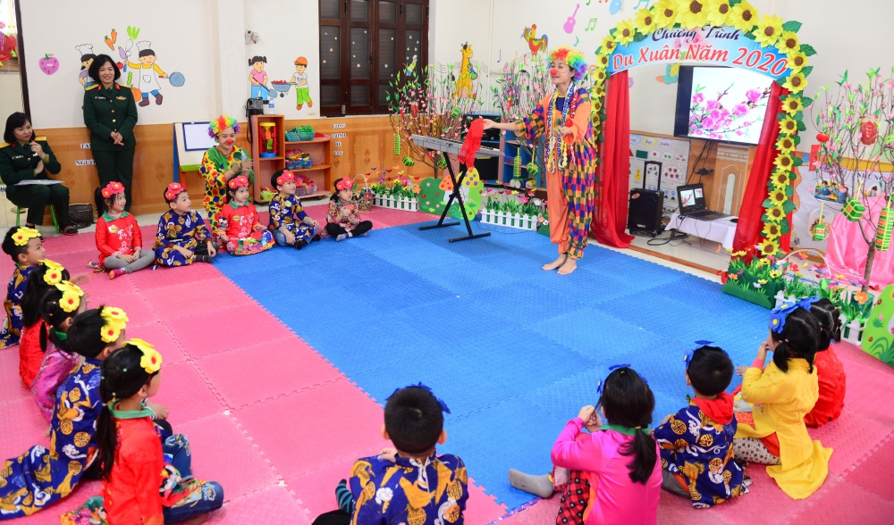 Các tiết mục ảo thuật sáng tạo giúp thu hút sự chú ý của trẻ để dẫn dắt các nội dung của bài giảng.