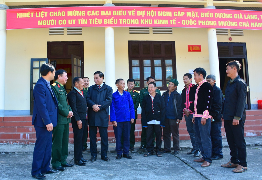 Gặp mặt, biểu dương già làng, trưởng bản, người uy tín trong khu Kinh tế-Quốc phòng Mường Chà