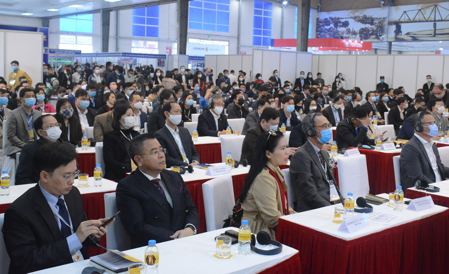 Cơ hội và thách thức của doanh nghiệp Việt Nam khi tham gia chuỗi cung ứng toàn cầu