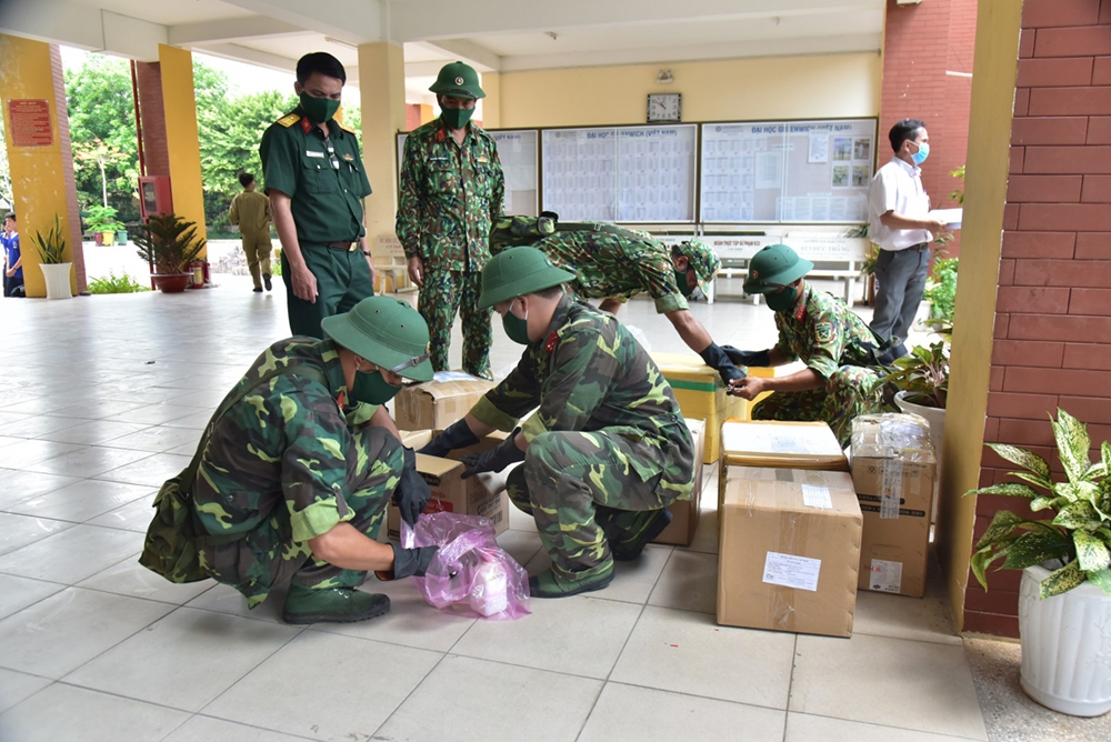Thời gian qua, đơn vị còn cử lực lượng đến thu gom, vận chuyển và xử lý hóa chất môn hóa học và sinh học tại các cơ sở giáo dục trung học trên địa bàn TP Cần Thơ.