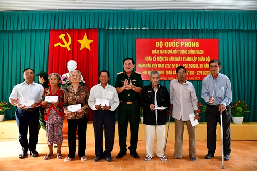 Lãnh đạo Bộ Quốc phòng thăm, tặng quà các gia đình chính sách trên địa bàn tỉnh An Giang