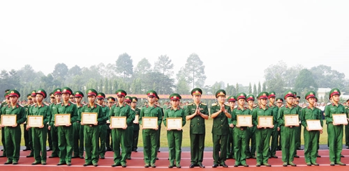 Trường Hạ sĩ quan Xe tăng 1 bế giảng đào tạo thành viên kíp xe