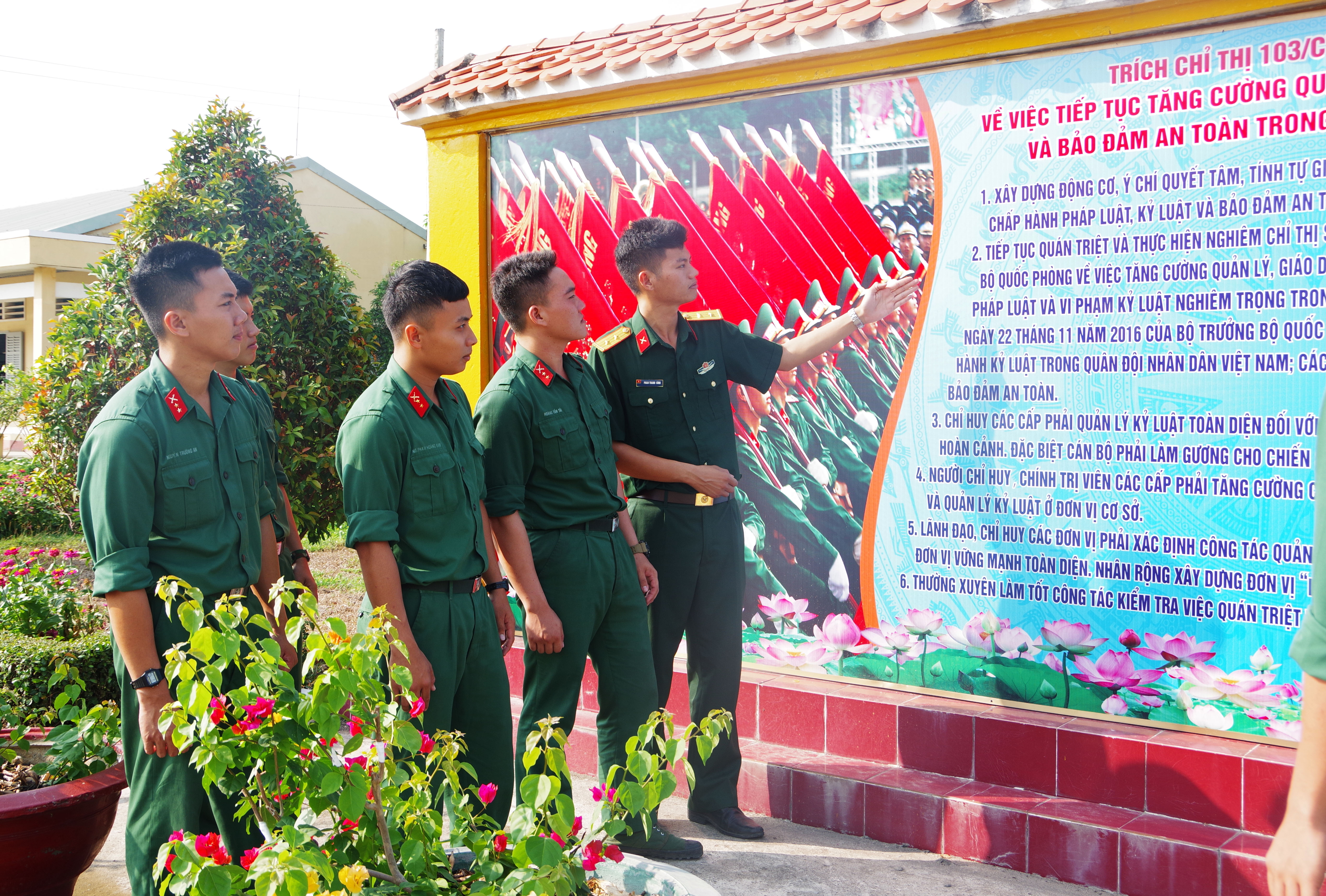 Xung kích “làm điểm, làm mẫu”