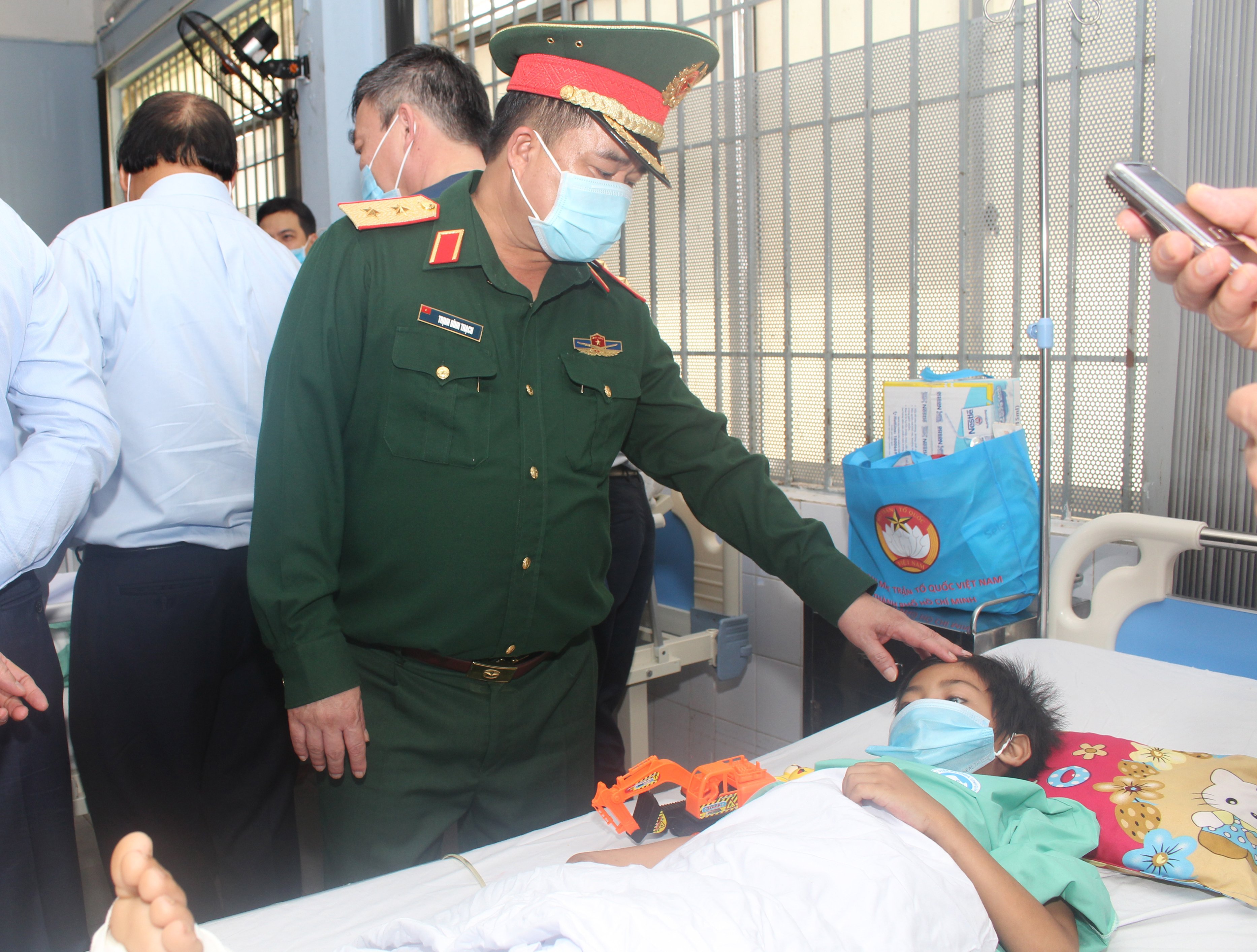 Quân khu 5 đỡ đầu các cháu mồ côi do sạt lở đất tại Nam Trà My