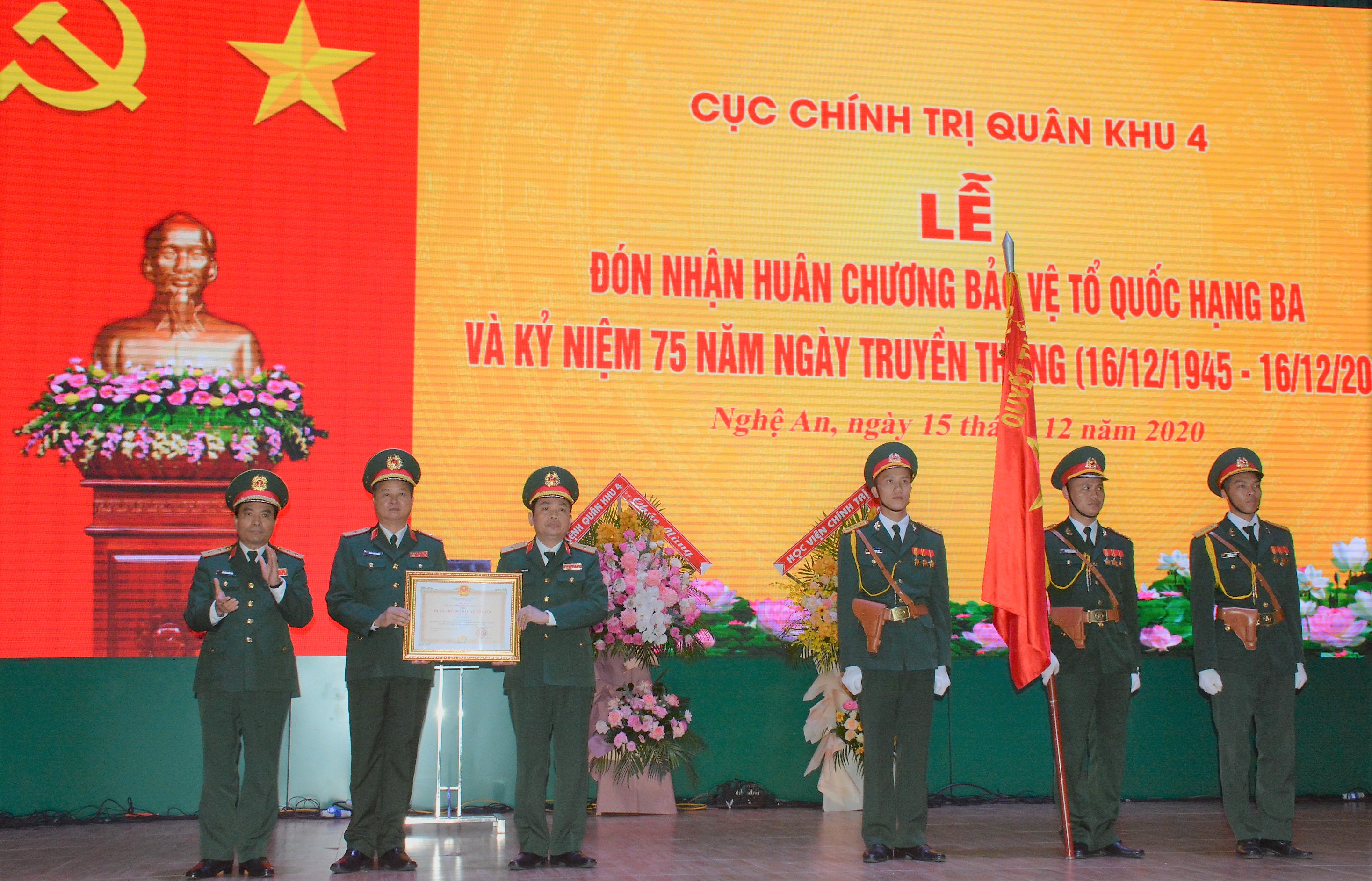 Cục Chính trị Quân khu 4 đón nhận Huân chương Bảo vệ Tổ quốc hạng Ba