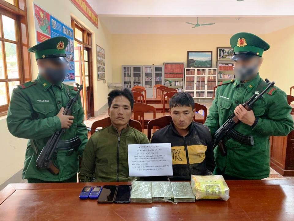 Bắt hai đối tượng mua bán trái phép 1kg ma túy, 3 bánh heroin