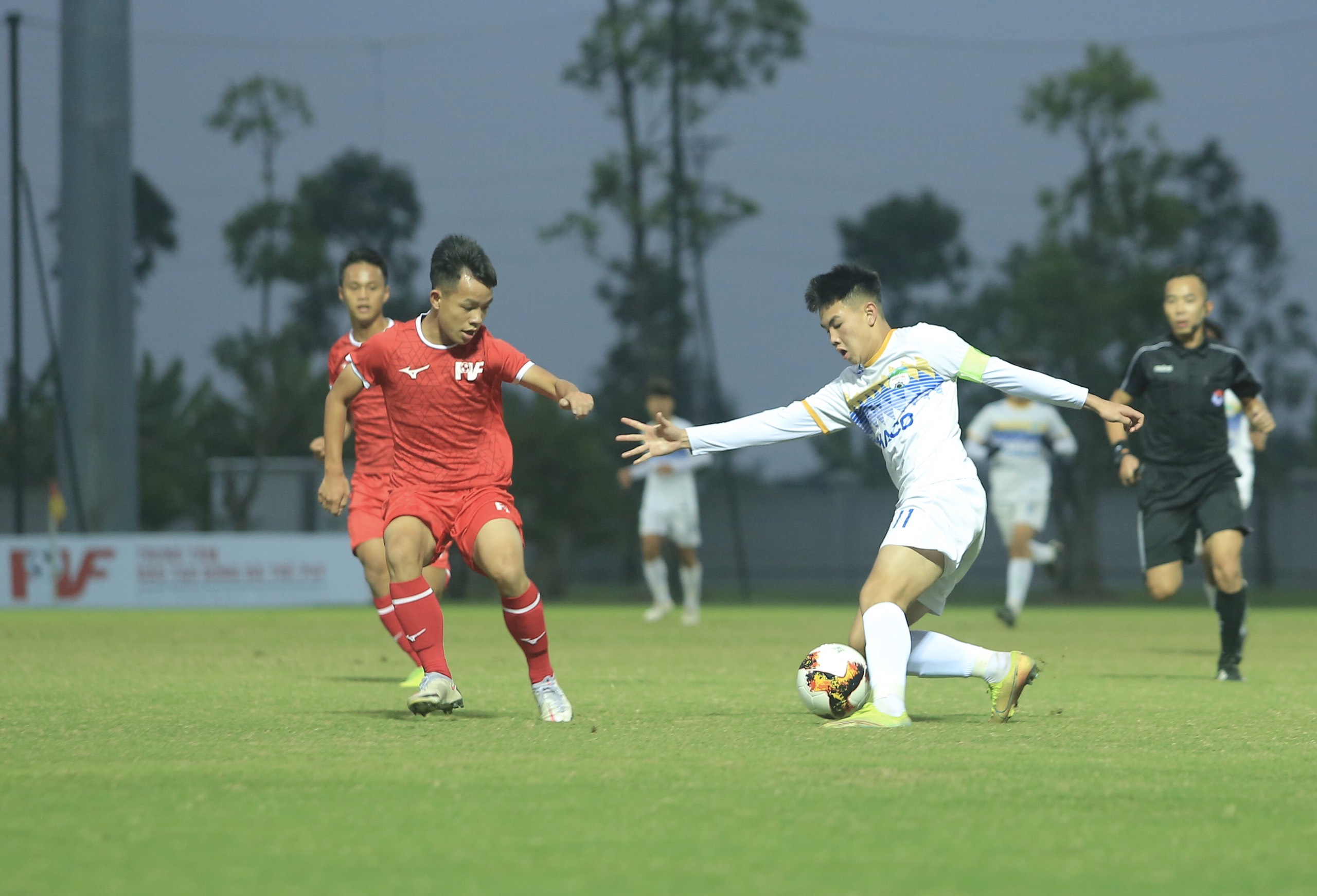 U.15 PVF đánh rơi chiến thắng trong trận khai mạc 