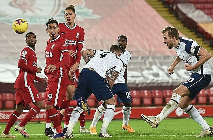 Hạ Tottenham phút cuối, Liverpool lên đỉnh bảng Premier League