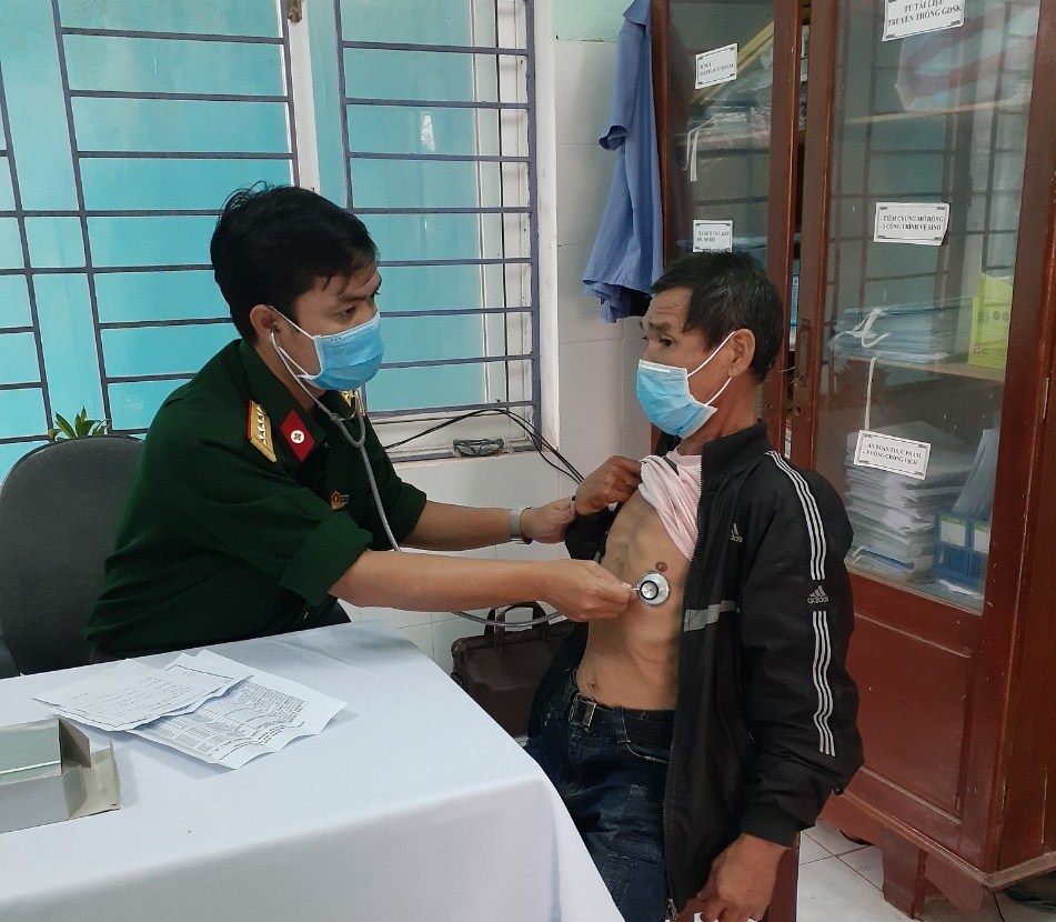 Bộ CHQS tỉnh Quảng Nam khám, chữa bệnh, cấp phát thuốc cho người có công