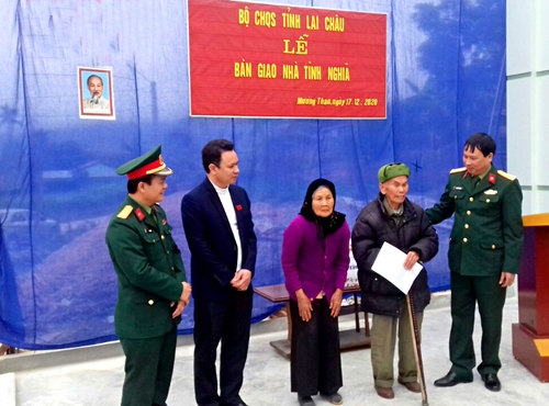 Bộ CHQS tỉnh Lai Châu: Trao nhà tình nghĩa tặng ông Nguyễn Văn Hùy