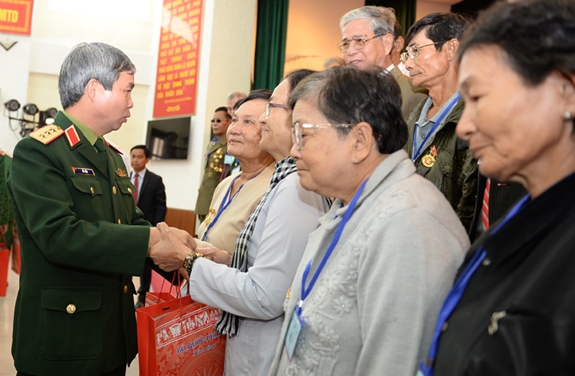 Bộ Quốc phòng gặp mặt đoàn đại biểu người có công tỉnh Vĩnh Long