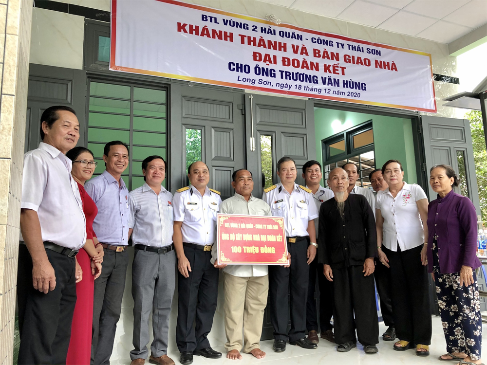 Bộ tư lệnh Vùng 2 Hải quân bàn giao nhà “Đại đoàn kết”

