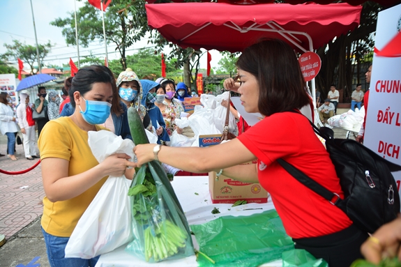 Chợ Nhân đạo - Ấm lòng những mảnh đời còn khó khăn