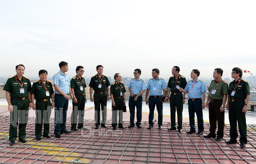 Thủ trưởng Quân chủng Phòng không – Không quân, Binh đoàn 18, Quân khu 7, Quân khu 5, Bệnh viện Quân y 175... nghe báo cáo kế hoạch bảo đảm an toàn bay.