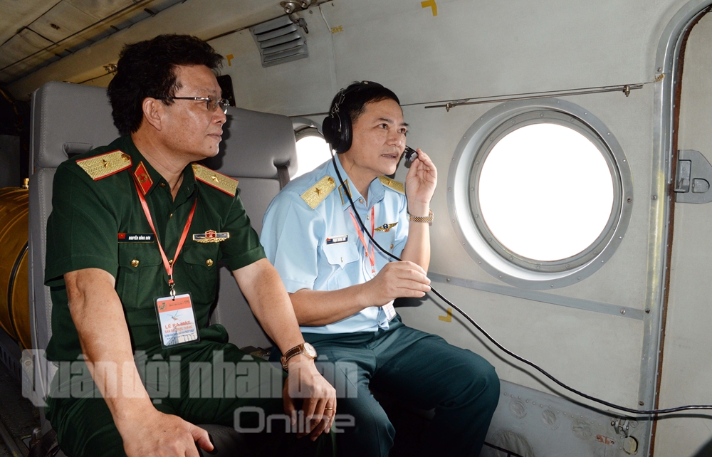 Thiếu tướng Phạm Trường Sơn, Phó tư lệnh Quân chủng Phòng không – Không quân kiểm tra liên lạc của các bộ phận trước khi máy bay hạ xuống sân đỗ.