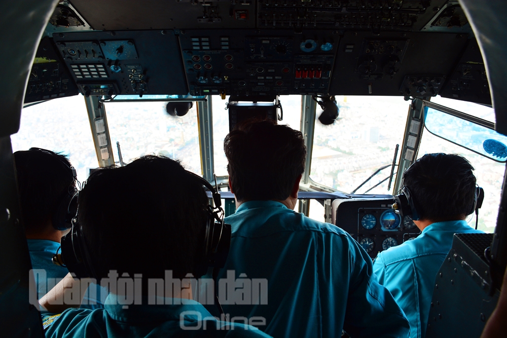 Tổ bay Mi-171 chuẩn bị cho máy bay đáp xuống.