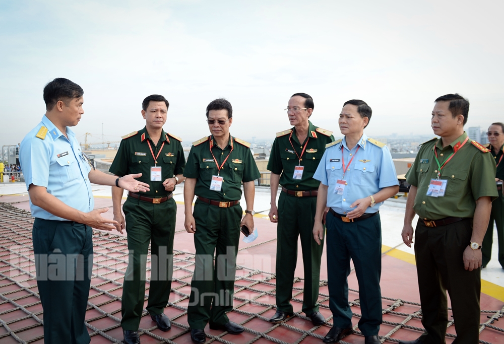 Thủ trưởng các đơn vị rút kinh nghiệm sau các tình huống bay diễn tập cất, hạ cánh xuống sân đỗ.