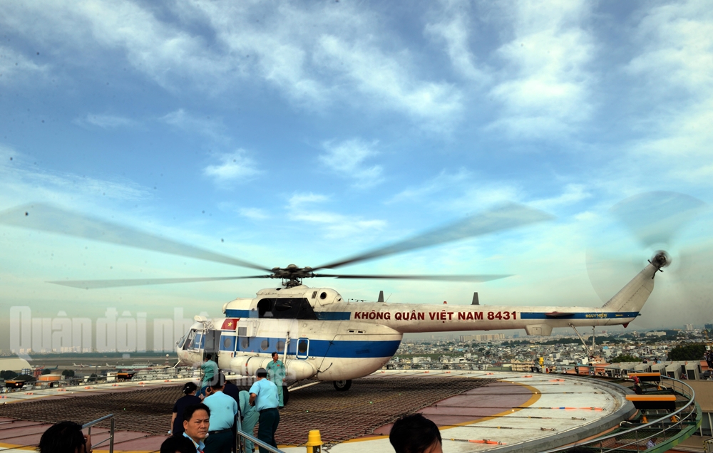 Trực thăng Mi-171 đã đáp an toàn xuống sân đỗ trên nóc tòa nhà Viện Chấn thương chỉnh hình.
