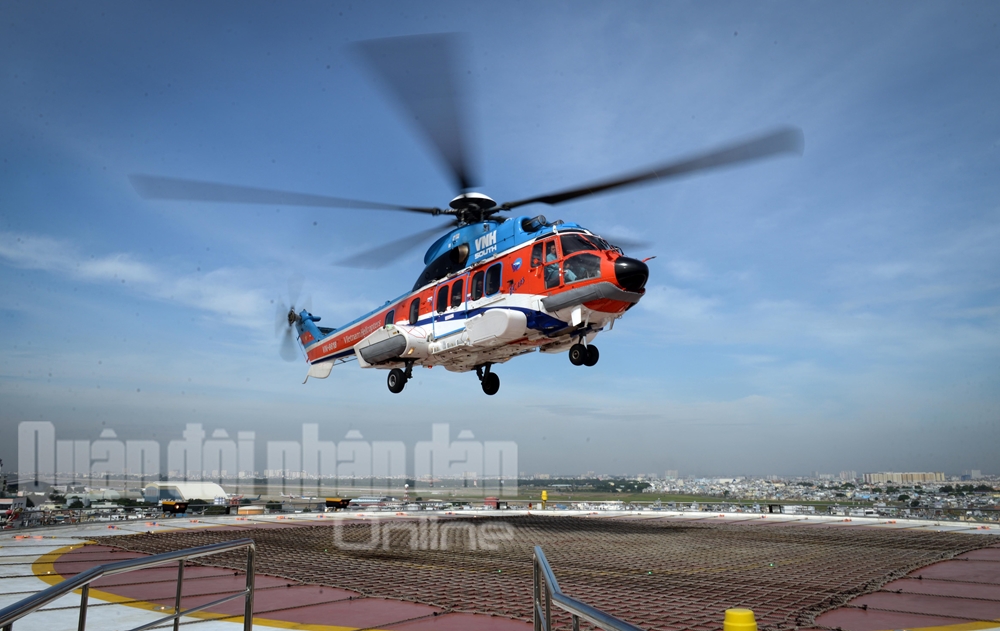 Tình huống diễn tập thứ hai do trực thăng EC225 của Binh đoàn 18 thực hiện.