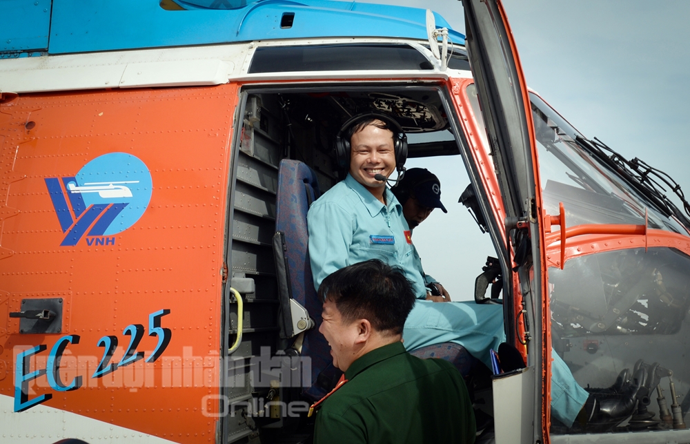 Phi công nở nụ cười tươi khi máy bay hạ cánh thành công.