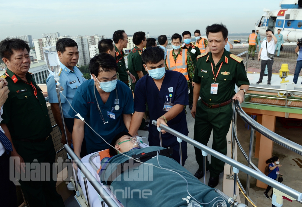 Công tác chuyển bệnh nhân từ trực thăng xuống sân đỗ tại bệnh viện khác với tại sân bay Tân Sơn Nhất nên các y sĩ, bác sĩ rất tập trung trong xử lý tình huống.
