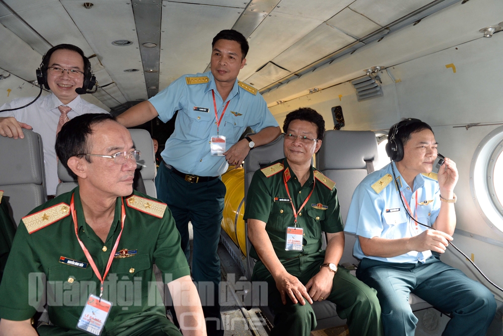 Thủ trưởng các đơn vị kiểm tra thực tế một chuyến bay cấp cứu.