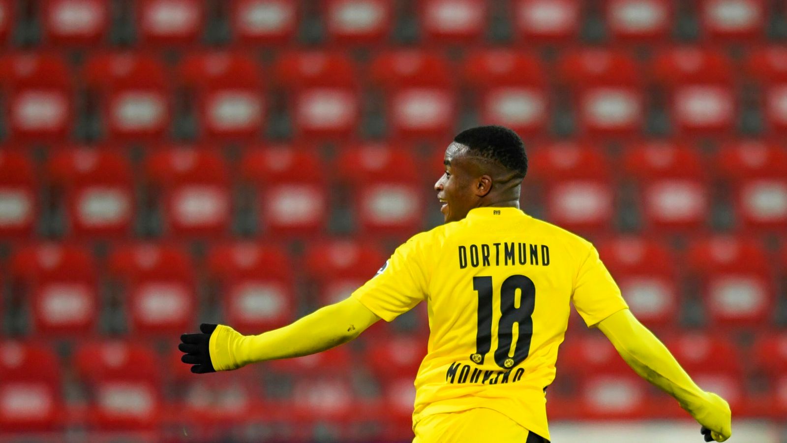 Moukoko làm nên lịch sử, Dortmund vẫn trắng tay