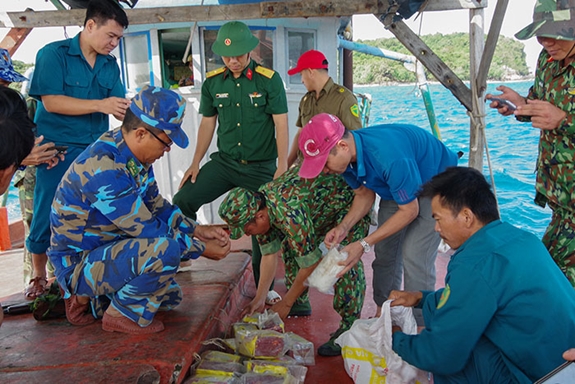 Phát hiện 20kg ma tuý dạt trôi trên biển