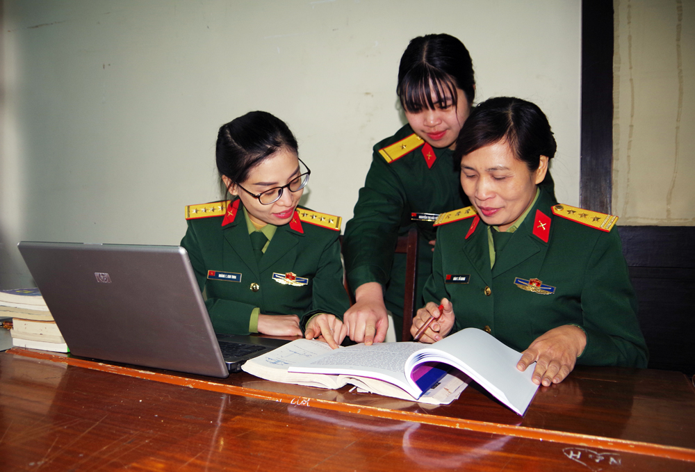 Nữ quân nhân giỏi việc nước, đảm việc nhà