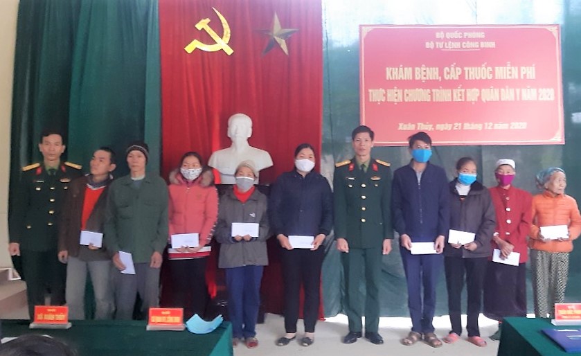 Cục Hậu cần, Binh chủng Công binh khám bệnh, cấp phát thuốc cho đối tượng chính sách