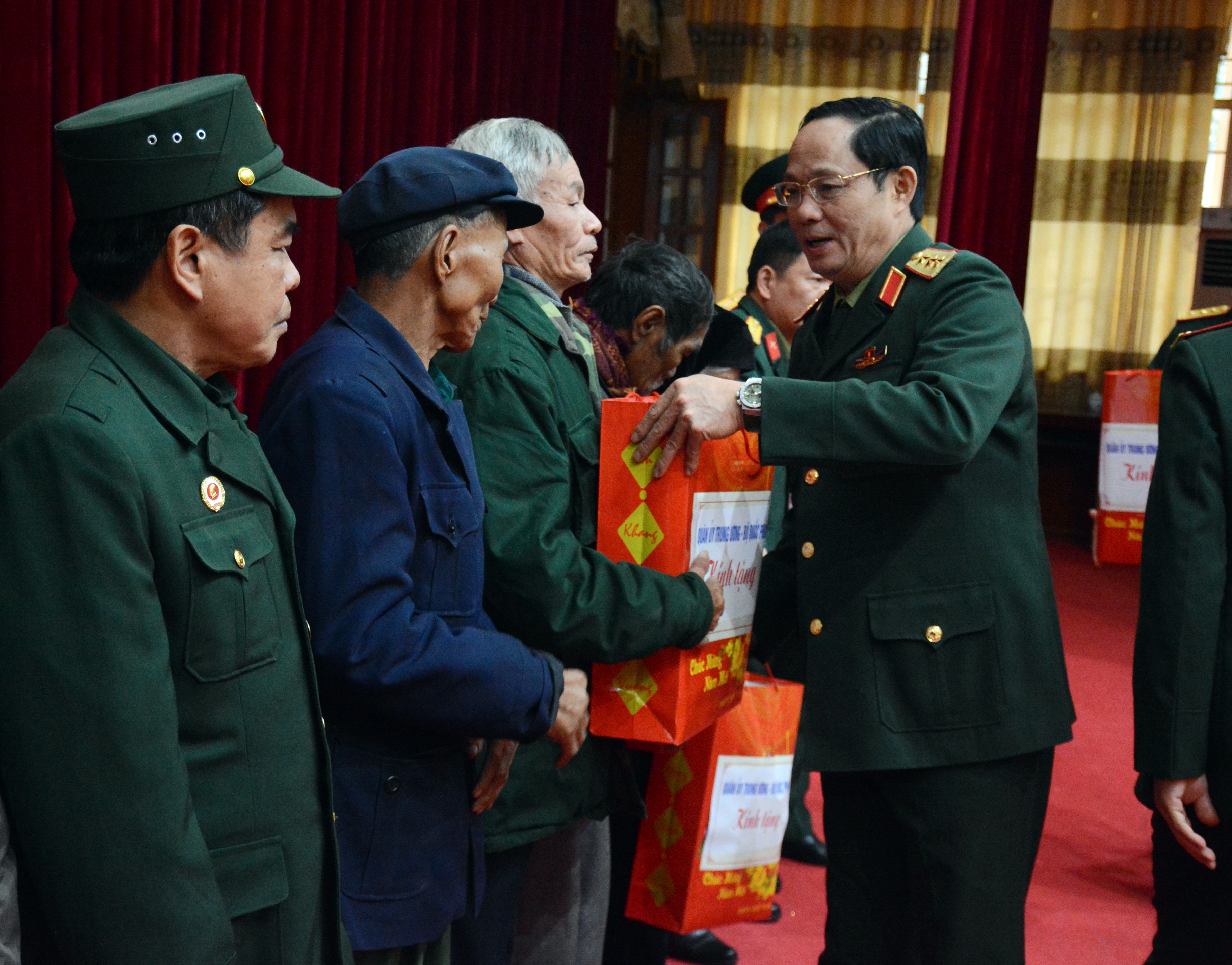 Đoàn công tác Quân ủy Trung ương, Bộ Quốc phòng thăm, tặng quà gia đình chính sách huyện Vị Xuyên, Hà Giang