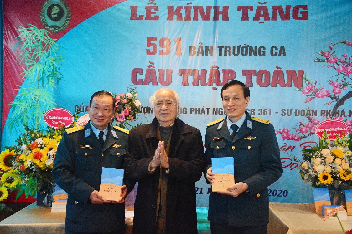 Sư đoàn 361 nhận 591 bản trường ca “Cầu Thập Toàn”