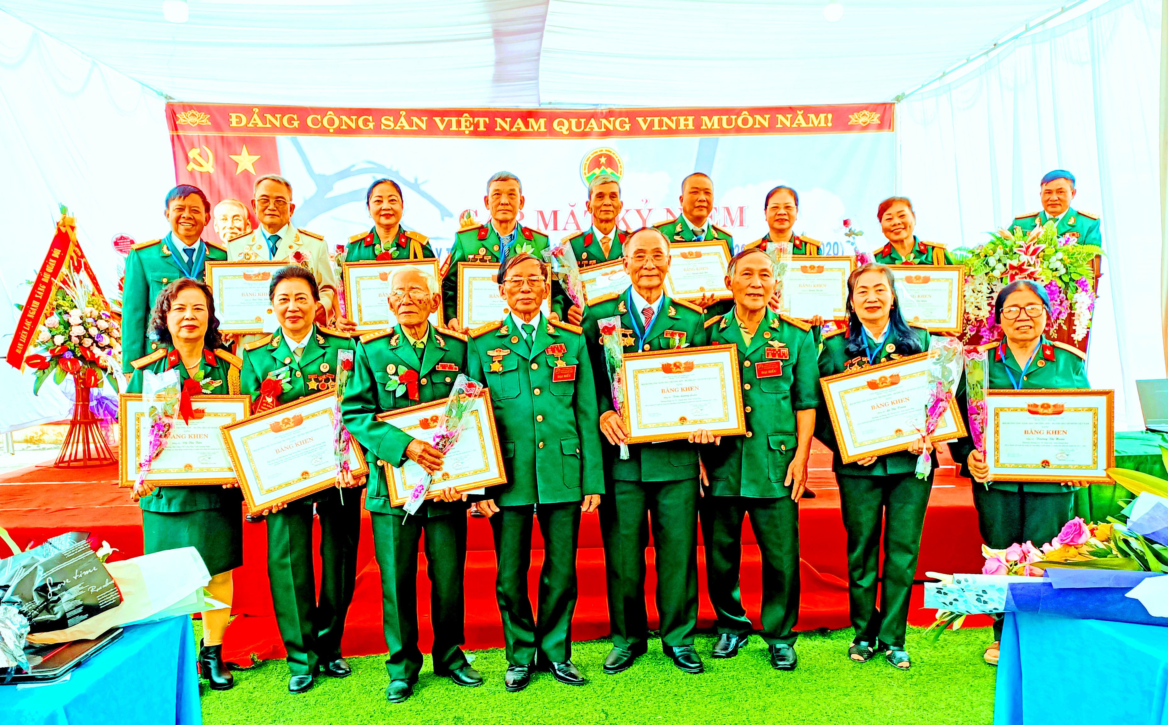 Sắt son nghĩa tình đồng đội