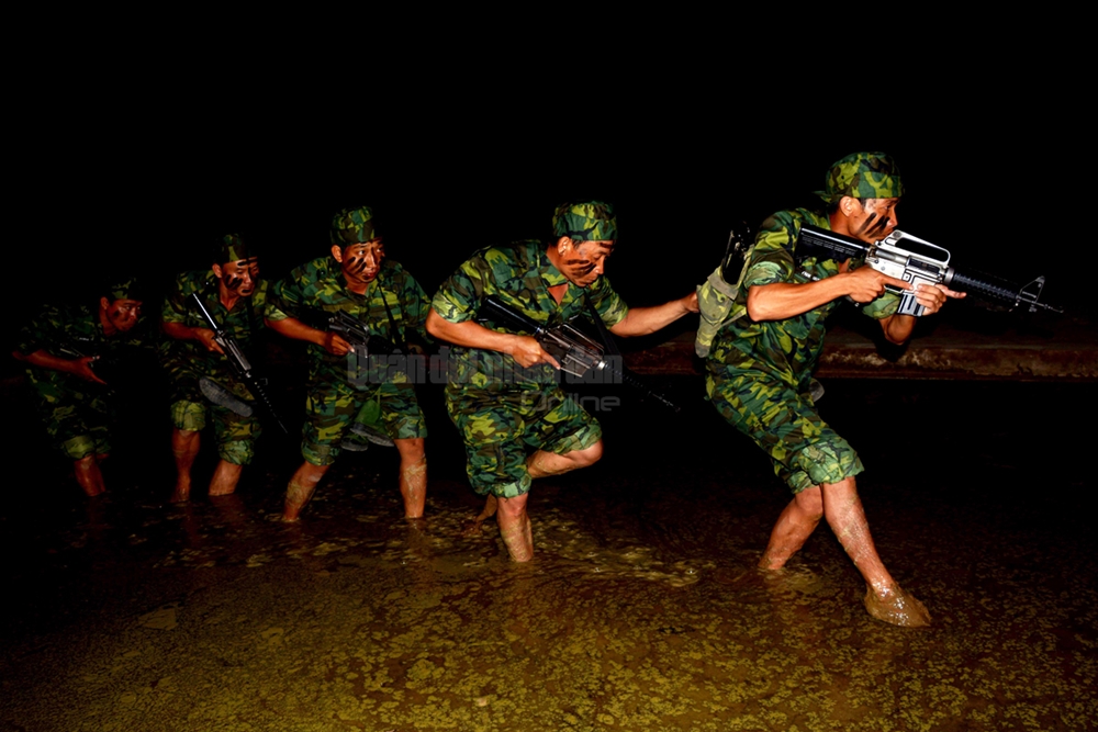 “Đi không dấu, nói không tiếng” bài học tưởng chừng đơn giản, nhưng đó là cả quá trình tập luyện, phối hợp nhịp nhàng của từng cá nhân.