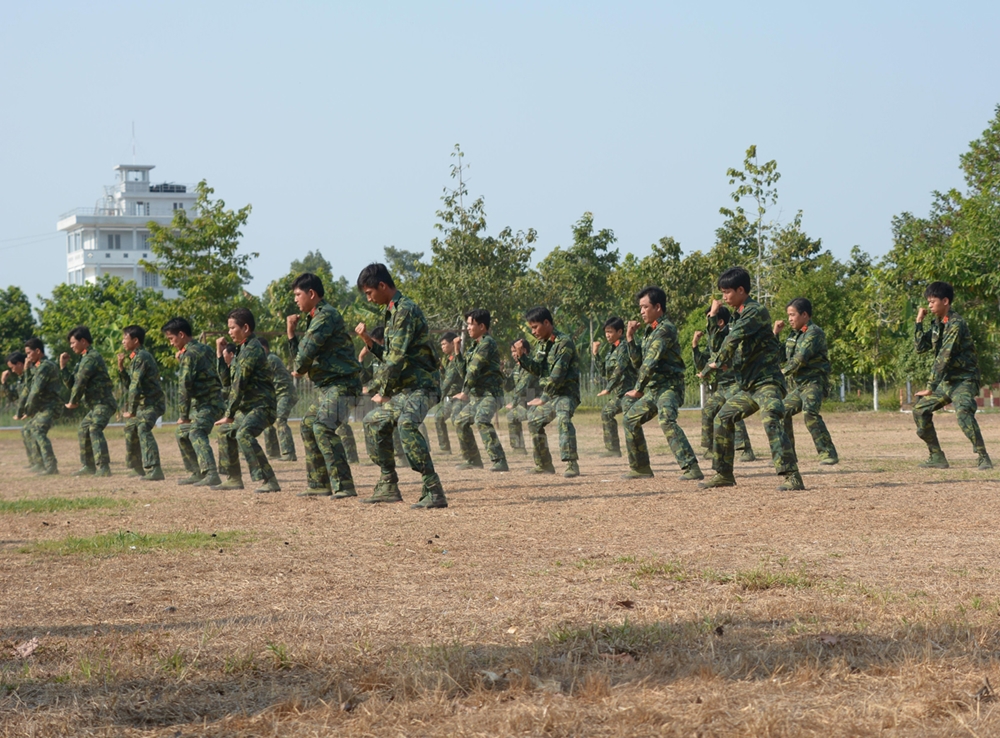 Rèn luyện hằng ngày giúp người lính trinh sát có sức khỏe dẻo dai.
