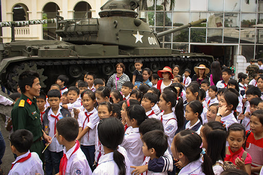 HỌC SỬ QUA TỪNG TRANG SÁCH QUÝ