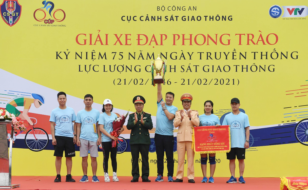 Cảnh sát giao thông đua tài đạp xe