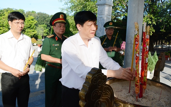 Dâng hương tưởng niệm tại Khu Di tích Lịch sử Quốc gia Đặc biệt Trung ương Cục miền Nam